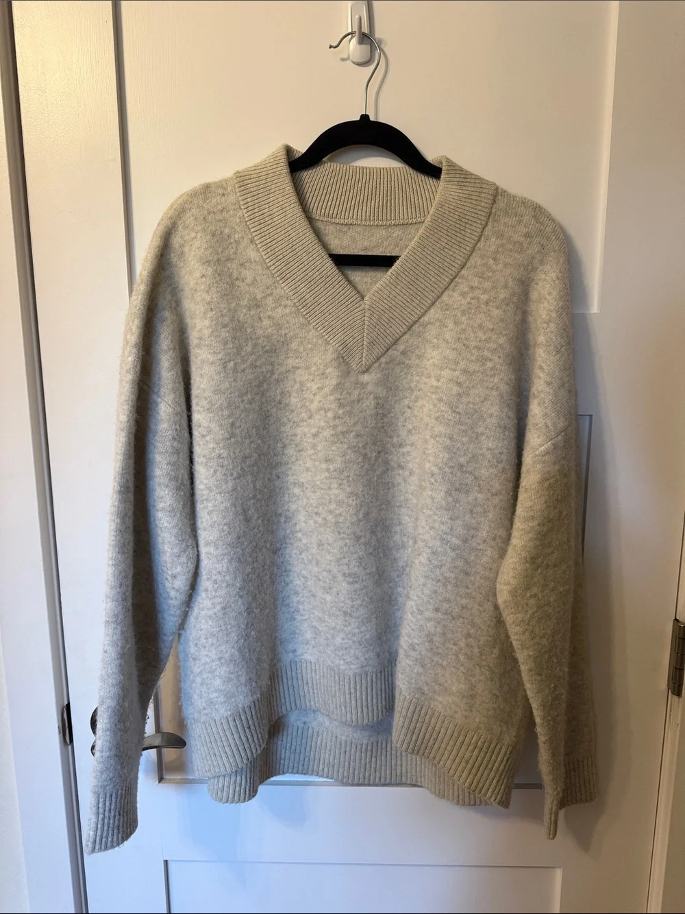 Lululemon Athletica Alpaca Wool-Blend V-Neck Sweater in Heathered Light Grey Med